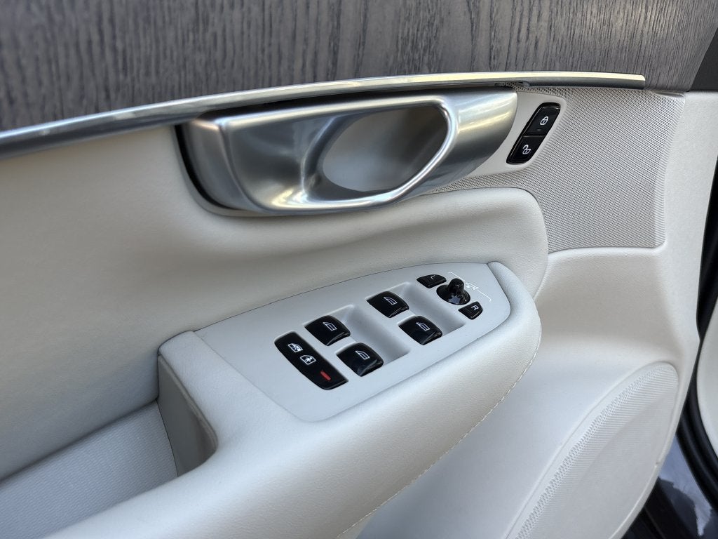 2024 Volvo XC90 B6 Plus Bright Theme