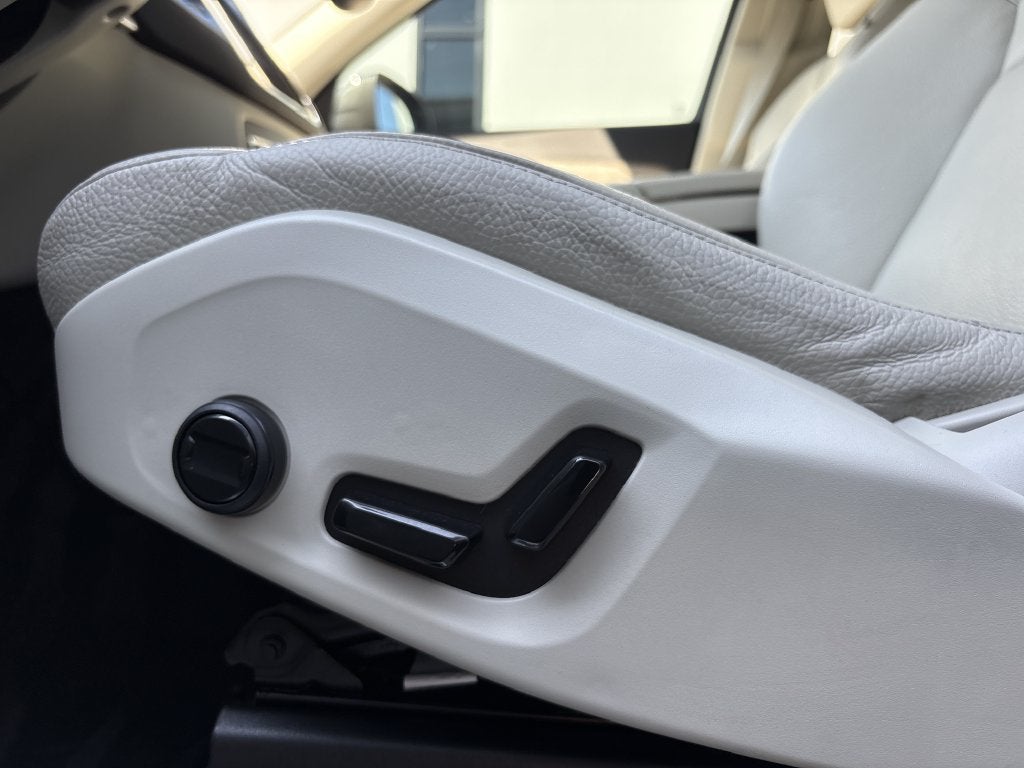 2024 Volvo XC90 B6 Plus Bright Theme